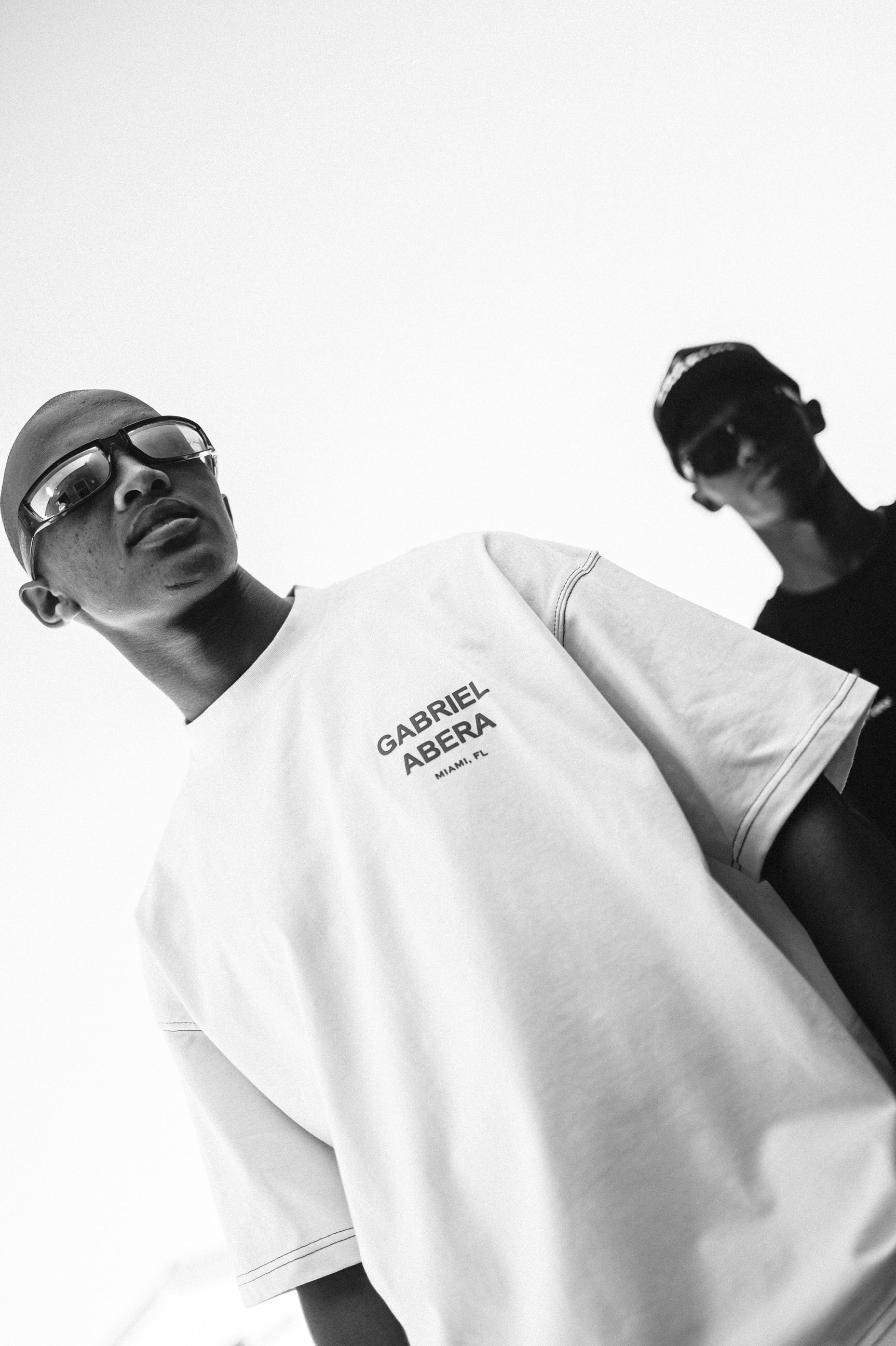 Close-Up von GABRIEL ABERA Cap & Oversized Tee, Streetwear Style in Cape Town.