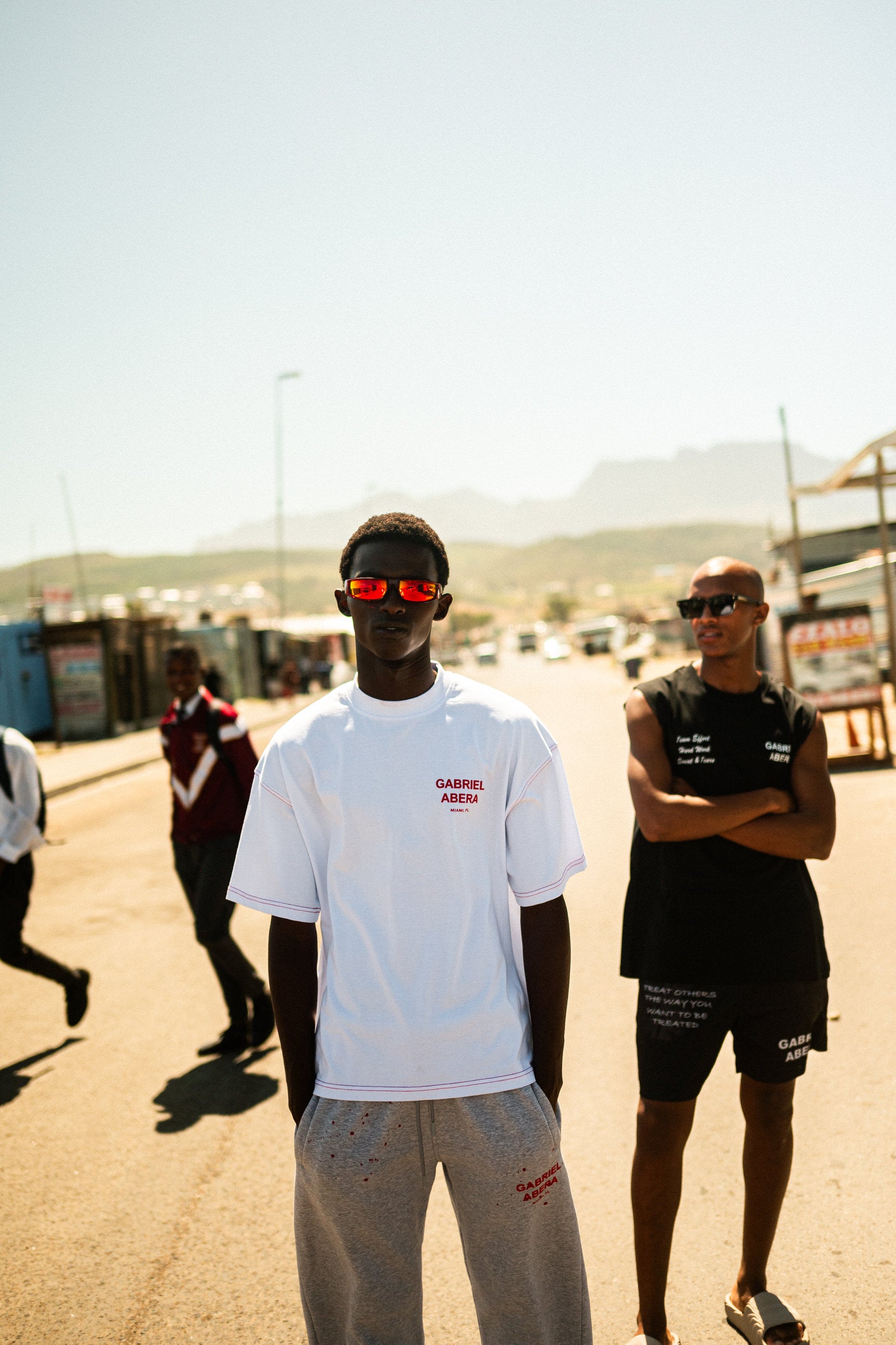 Gruppe von Locals in GABRIEL ABERA Streetwear – Hoodies, Caps & Tees.