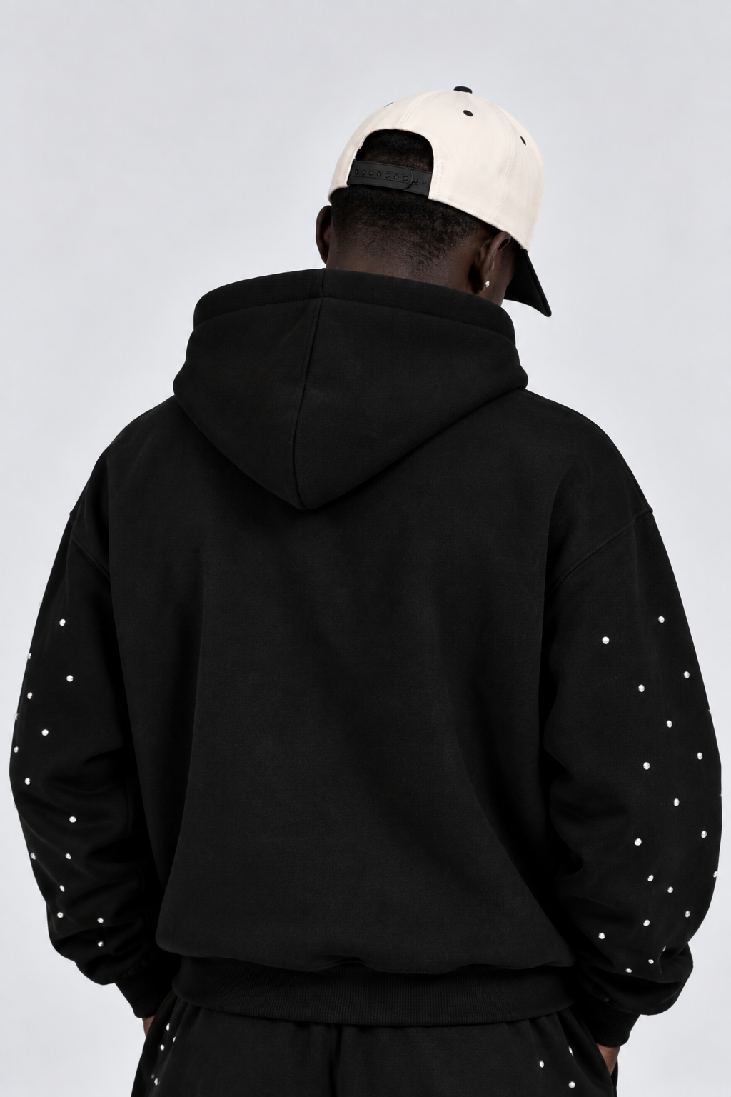 GABRIEL ABERA Top Of The World Snapback Cap in Cream und Schwarz aus 100 Prozent Baumwolle