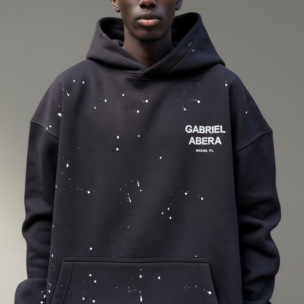 Detailaufnahme Ärmel & Bündchen vom GABRIEL ABERA Splattered Puff Hoodie – Hand-Splatter Effekt sichtbar