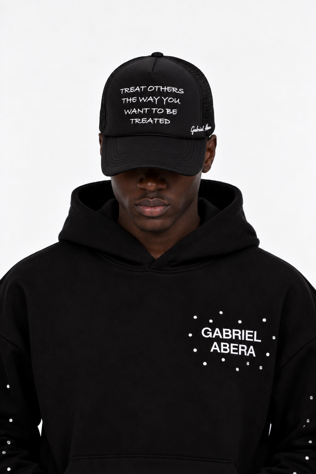 Schwarze GABRIEL ABERA Equal Foam Cap mit hochwertiger Stickerei auf der Vorderseite im modernen Unisex Streetwear Look
