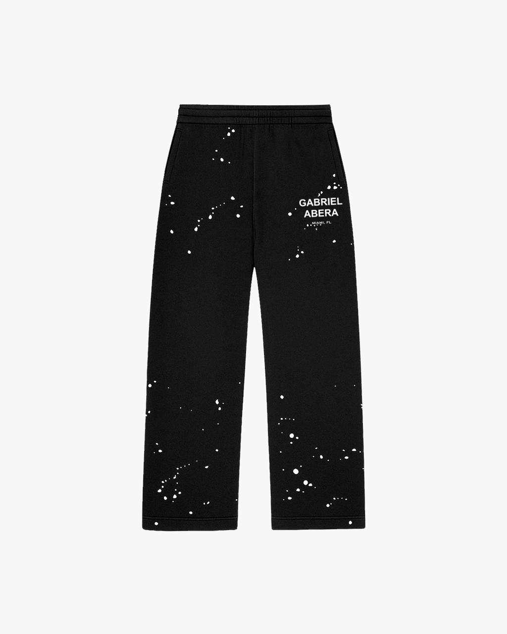 GABRIEL ABERA Splattered Sweatpants Black/White – Frontansicht mit Farbspritzern und bequemen Schnitt.