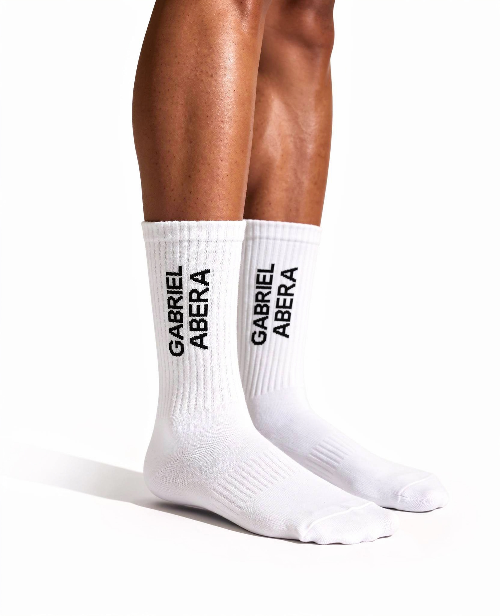 GABRIEL ABERA Socken in weiß – Seitenansicht mit Socken, relaxed Fit über dem Knöchel, lässiger Sneaker-Ready Style