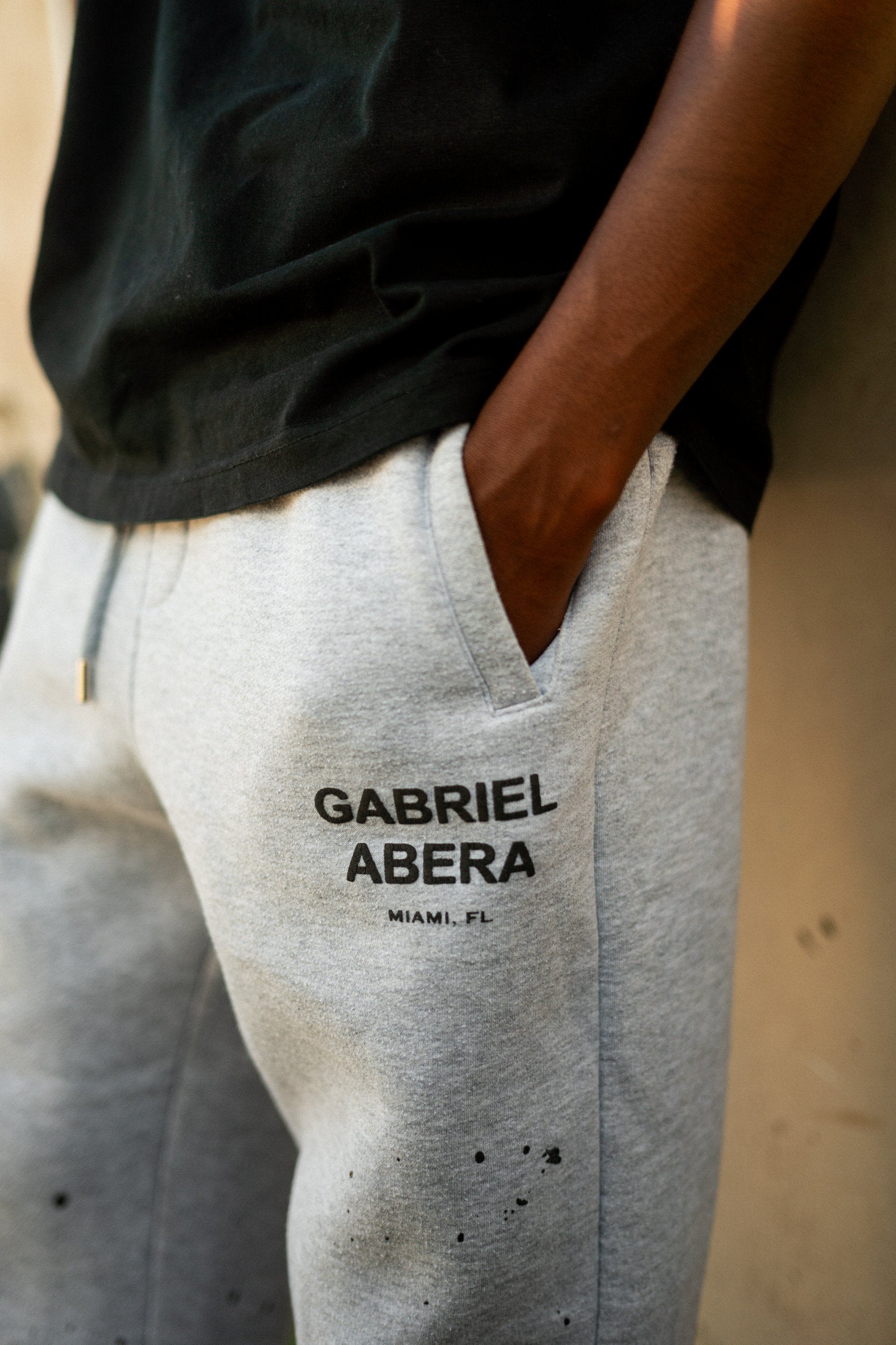 Lokales Model aus Kapstadt trägt die Jogginghose von Gabriel Abera