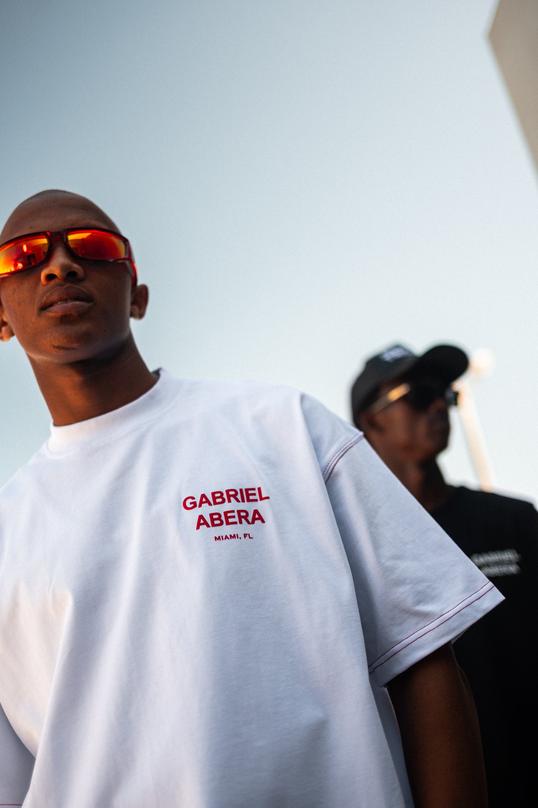 Streetstyle Energy mit GABRIEL ABERA Pants & Oversized Tee.