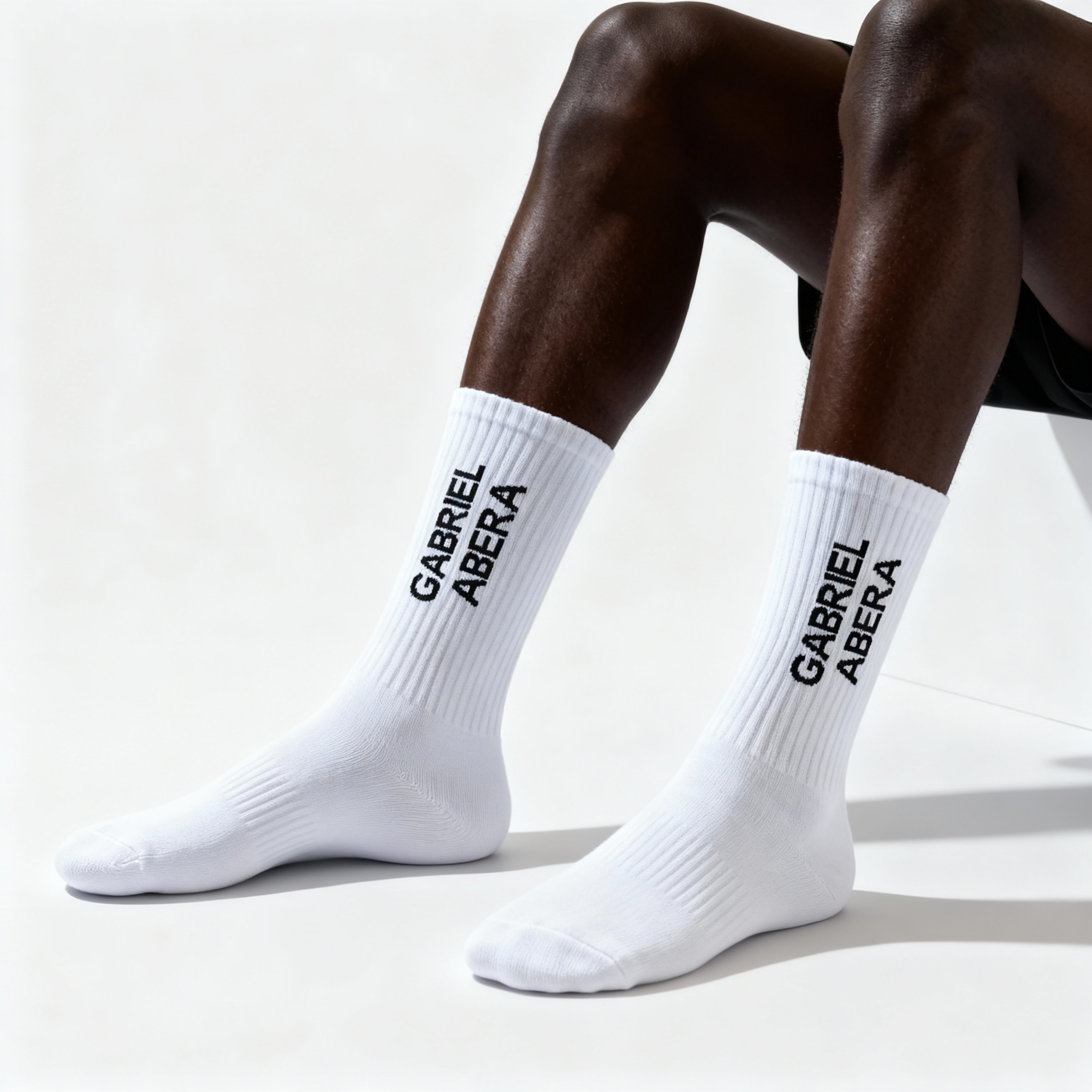 GABRIEL ABERA Socken mit black Logo – Seitenansicht mit Socken, relaxed Fit über dem Knöchel, lässiger Sneaker-Ready Style.