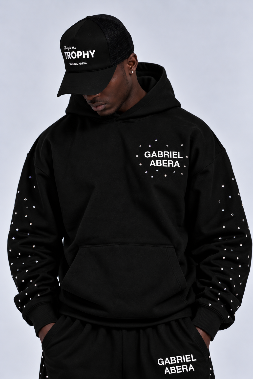 Model trägt die schwarze GABRIEL ABERA Here For The Trophy Foam Cap als modernes Unisex Streetwear Accessoire