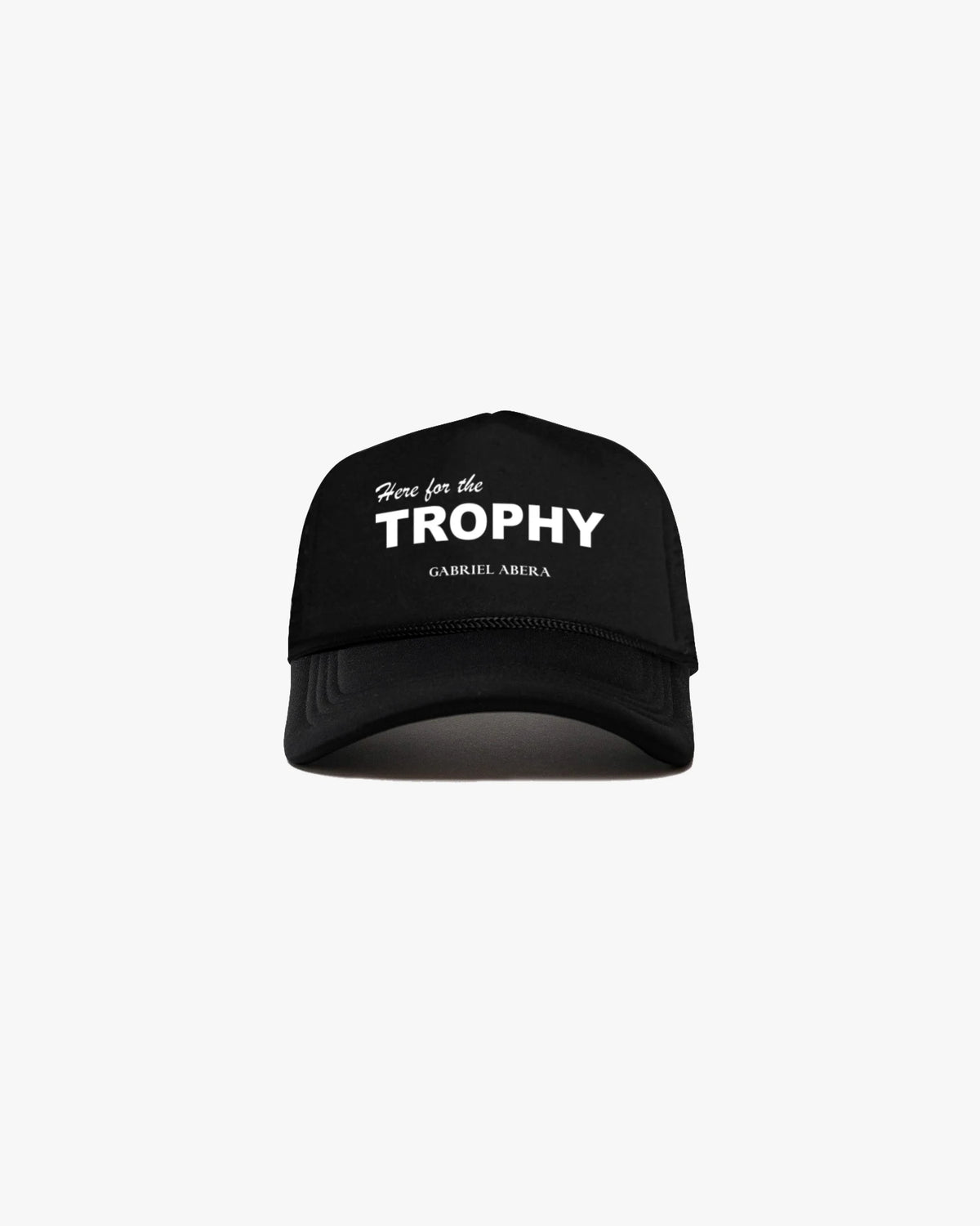 Schwarze GABRIEL ABERA Foam Cap mit „Here For The Trophy“ Design im modernen Unisex Streetwear Look