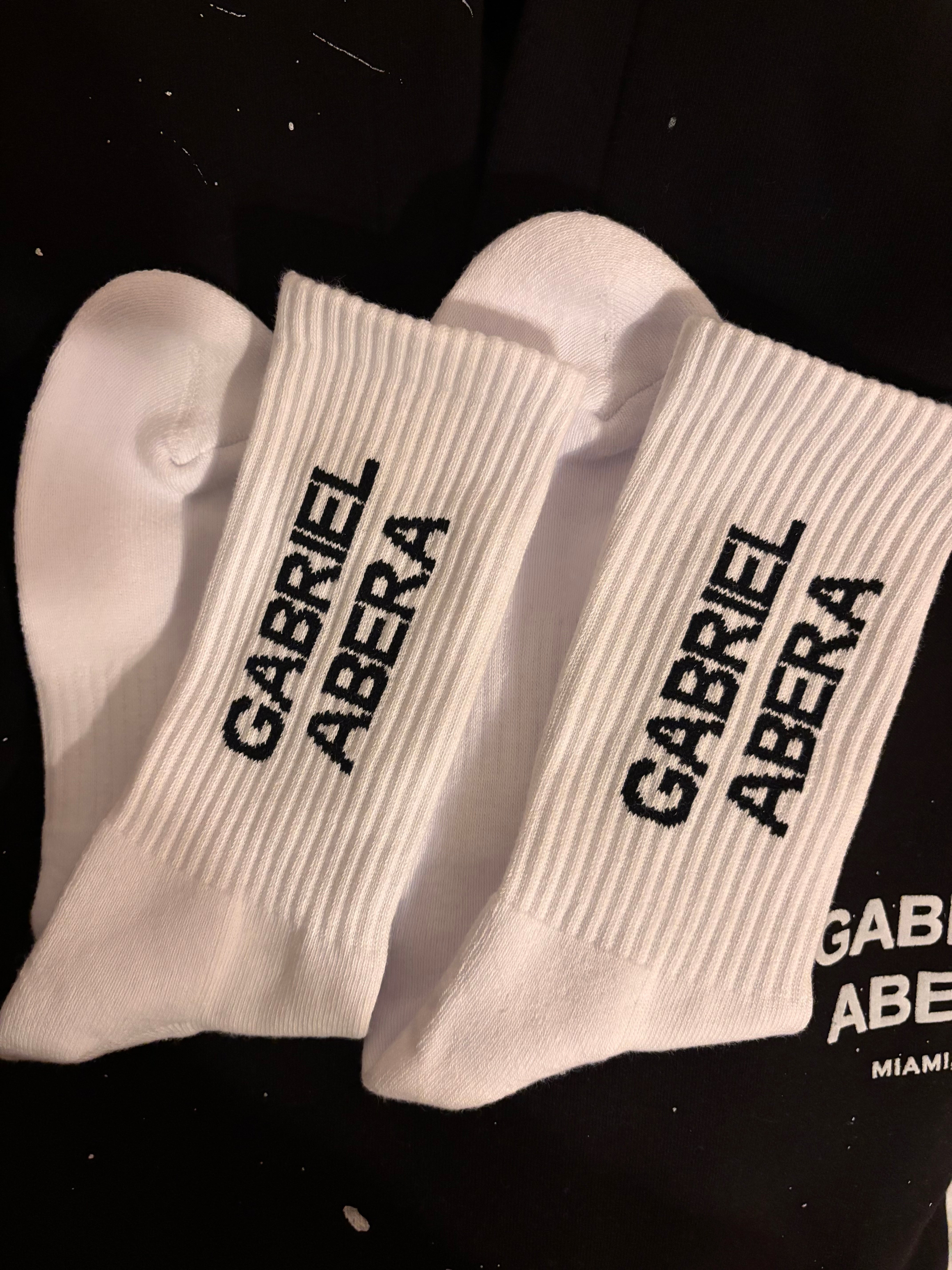 GABRIEL ABERA Socken in weiß – Seitenansicht mit Socken, relaxed Fit über dem Knöchel, lässiger Sneaker-Ready Style