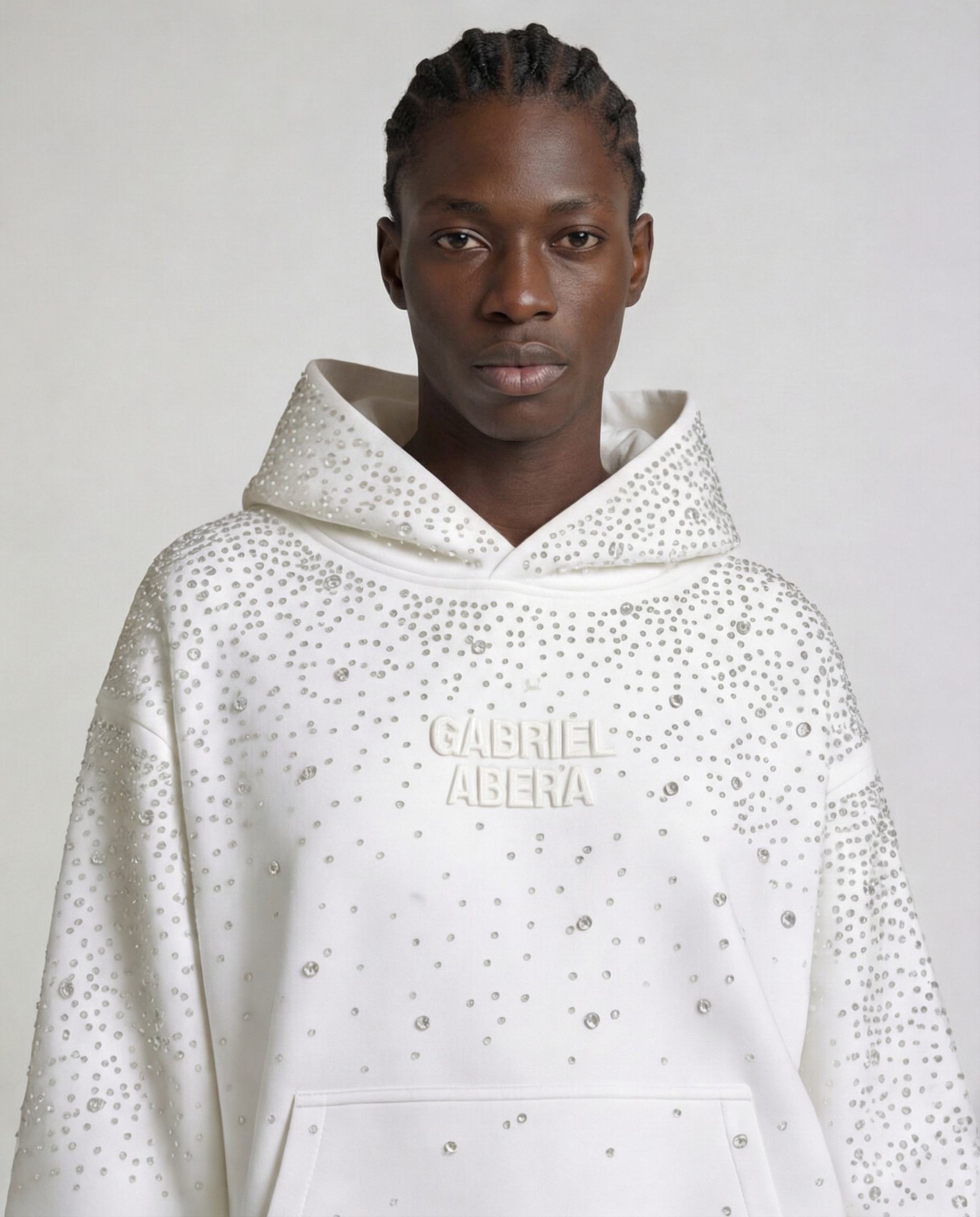 Männliches Model im GABRIEL ABERA Rhinestone Hoodie Off White – eleganter Unisex Streetwear Look mit funkelnden Strass-Details.
