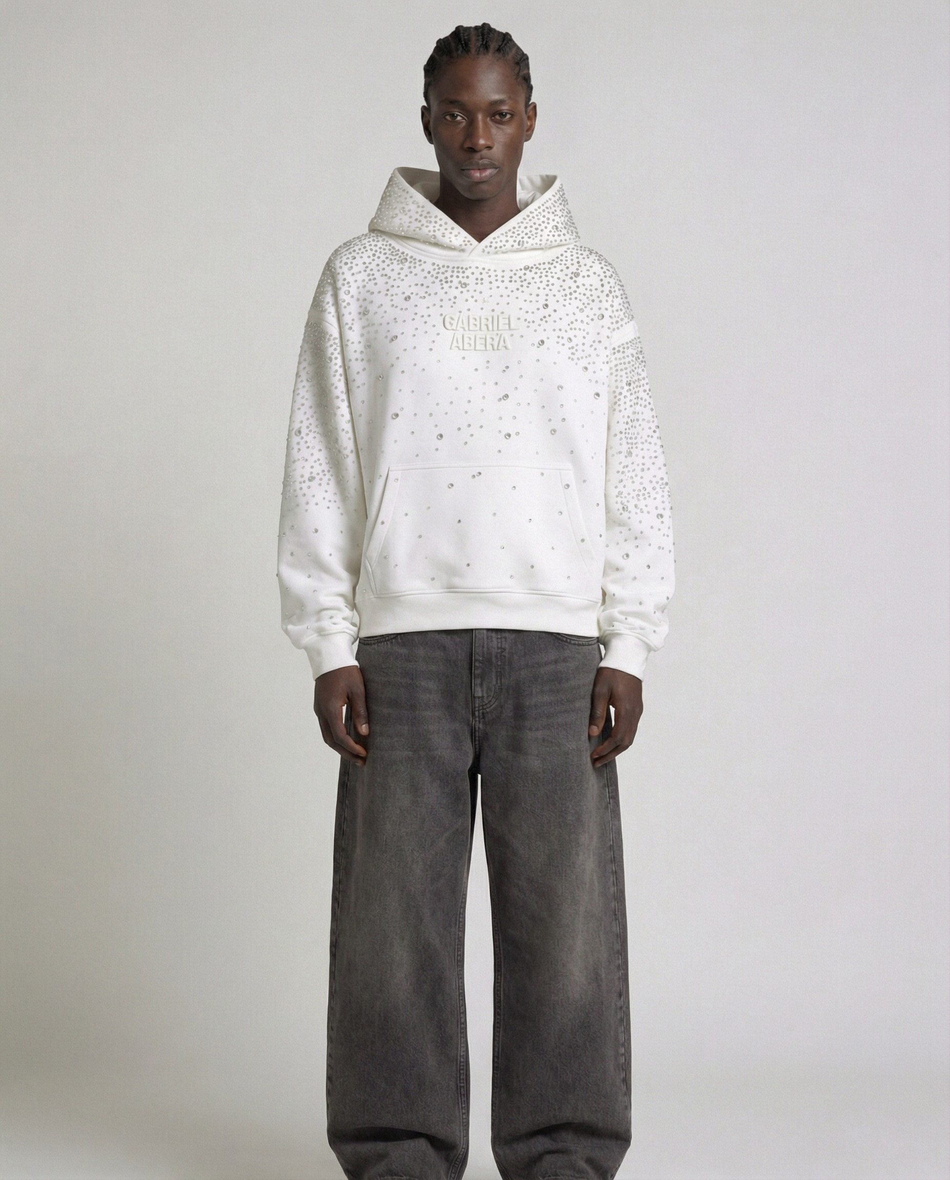 Männliches Model im GABRIEL ABERA Rhinestone Hoodie Off White – Full Body Ansicht in eleganter Unisex Streetwear Look mit funkelnden Steinen.