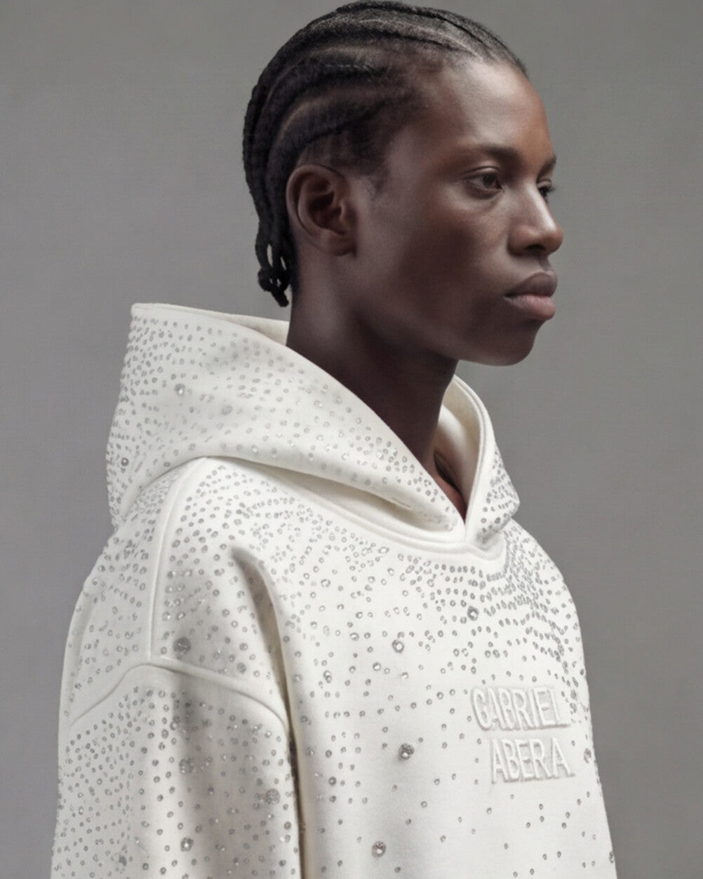 Männliches Model trägt GABRIEL ABERA Rhinestone Hoodie in Cream White – Frontansicht mit handgesetzten Rhinestones, Oversized Premium Streetwear