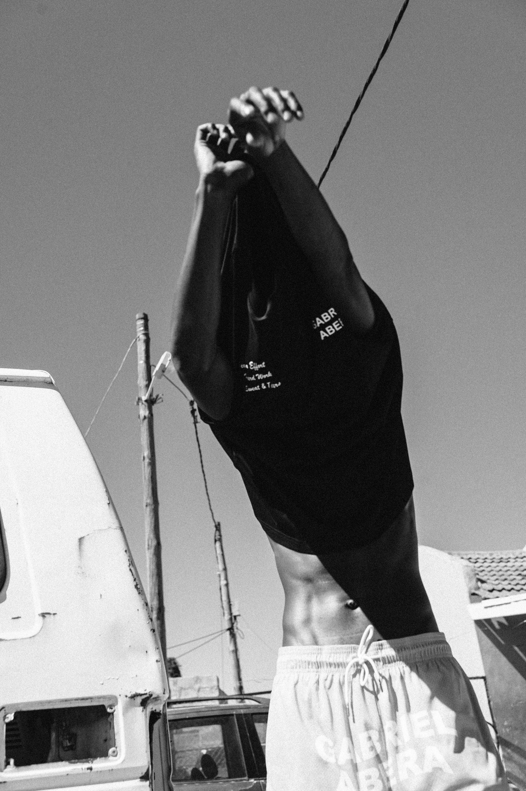 Bold Urban Fashion: GABRIEL ABERA Tanktop Shot im Lookbook.