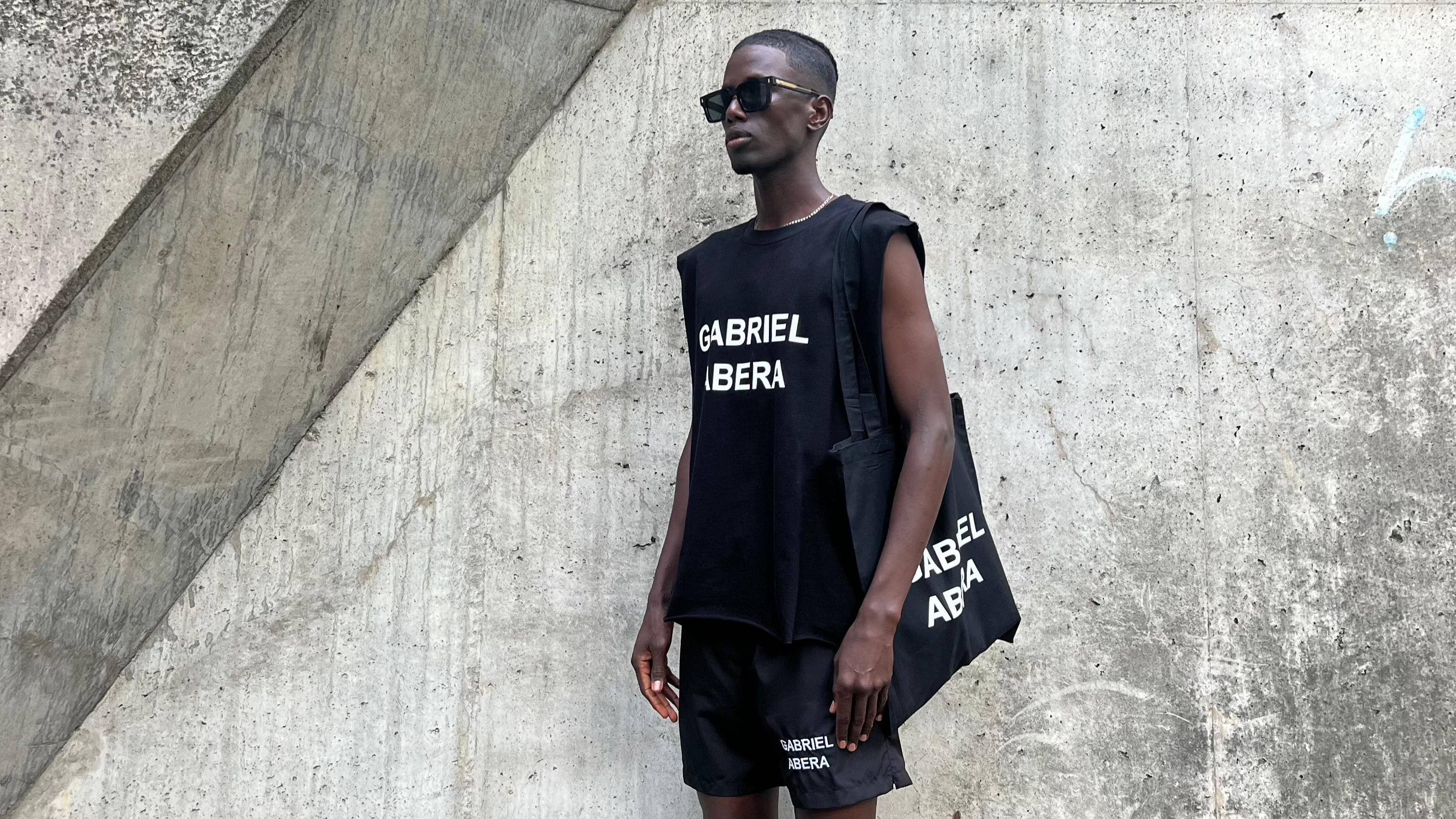 Model side view in Gabriel Abera tank Top und Badehose