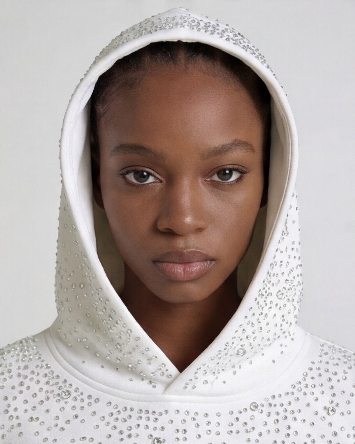 Nahaufnahme der Kaputze des weißen Rhinestone Hoodies von Gabriel Abera.