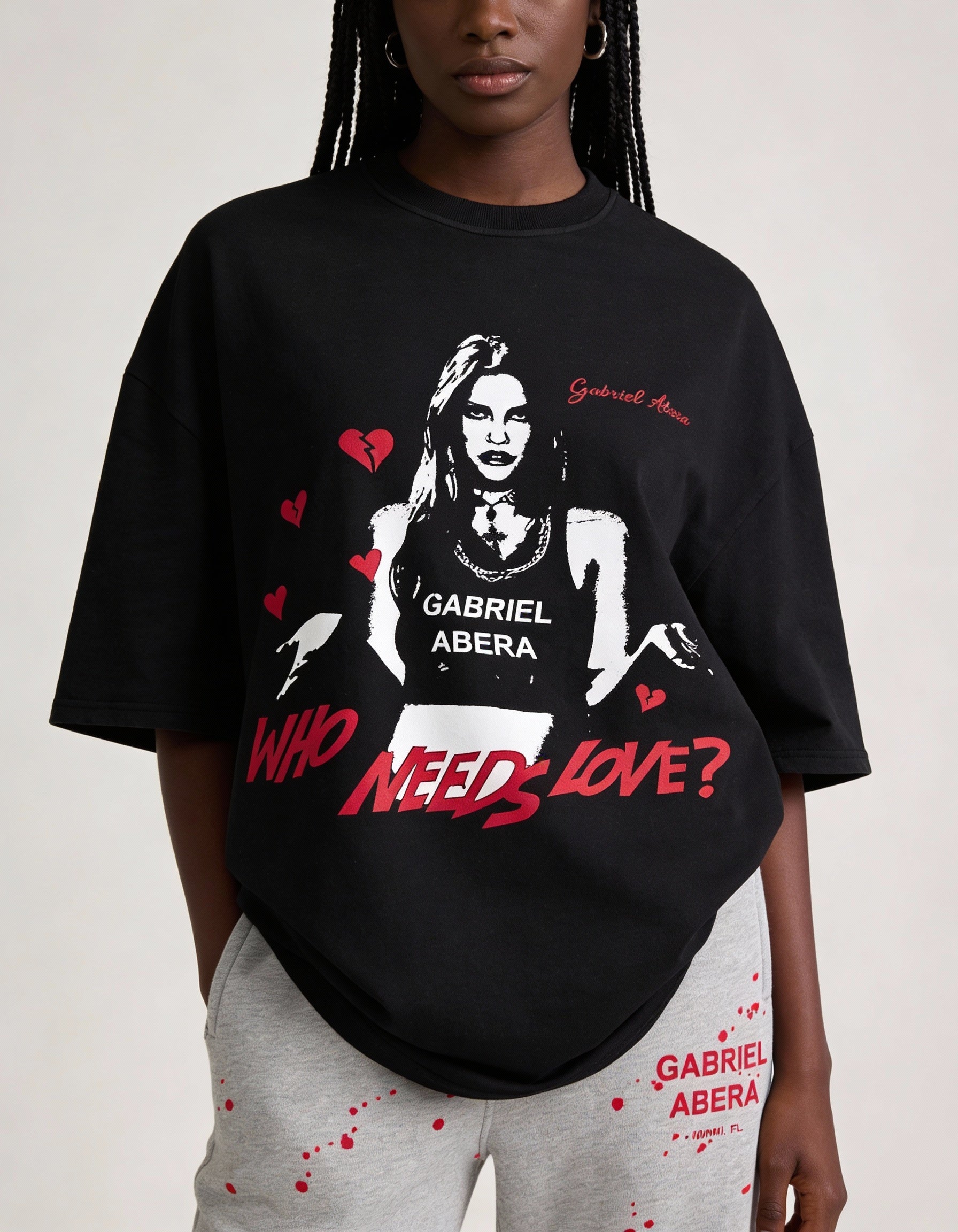 Nahaufnahme des Rebel Heart Prints auf schwarzem T-Shirt von Gabriel Abera, hochwertige Stoffstruktur und detailreiche Grafik sichtbar