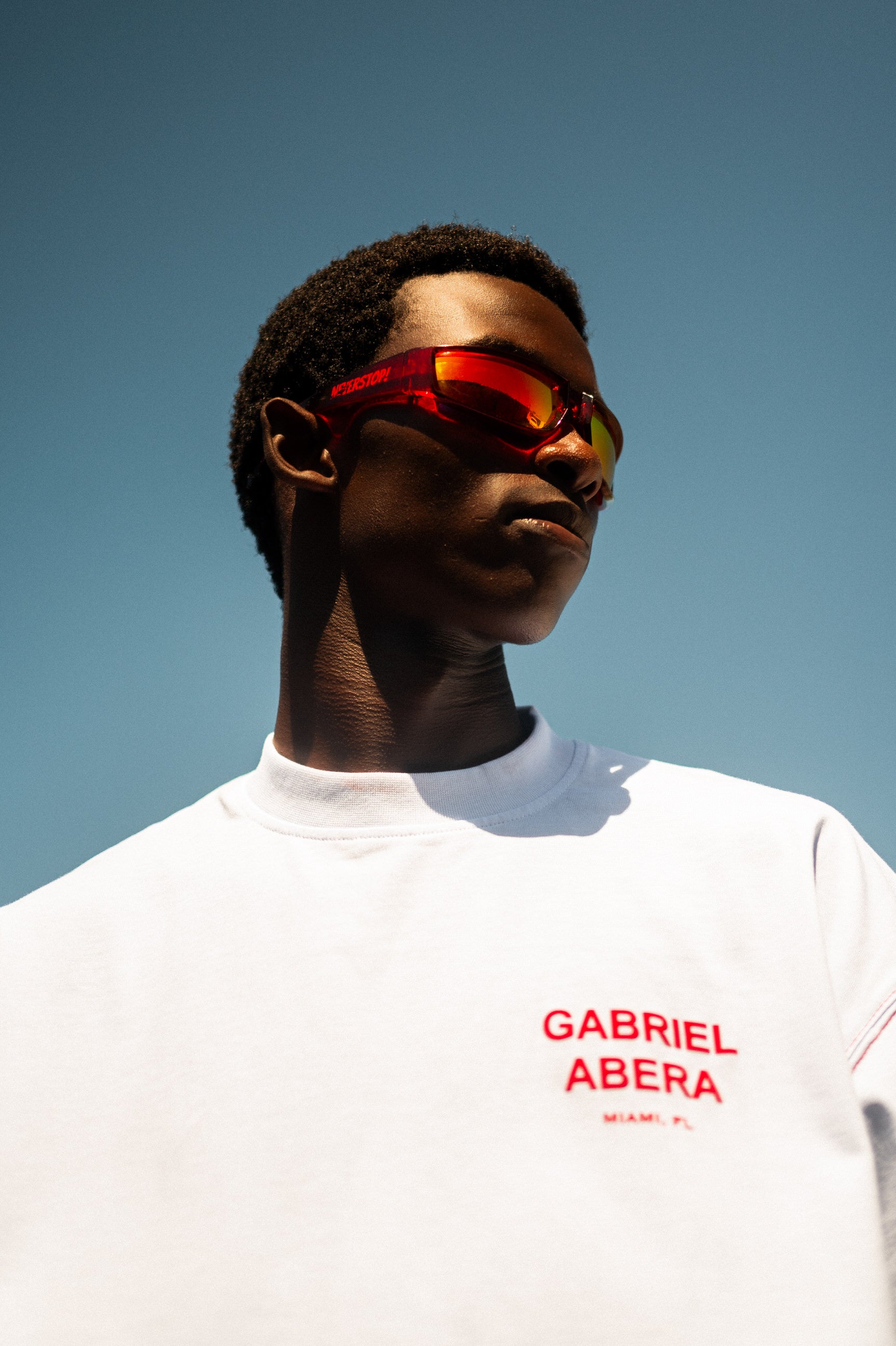 Local Model aus Lwandle Township trägt ein Oversized T-Shirt von GABRIEL ABERA auf den Straßen von Cape Town.