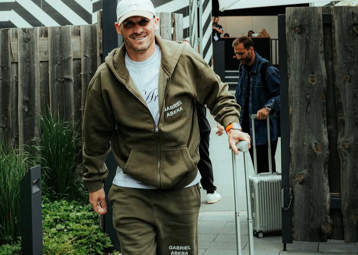 PAscal Gross, der BvB Star, arriving bei der deutschen Nationalmannschaft im Zip Hoodie und Sweat Shorts von Gabriel Abera