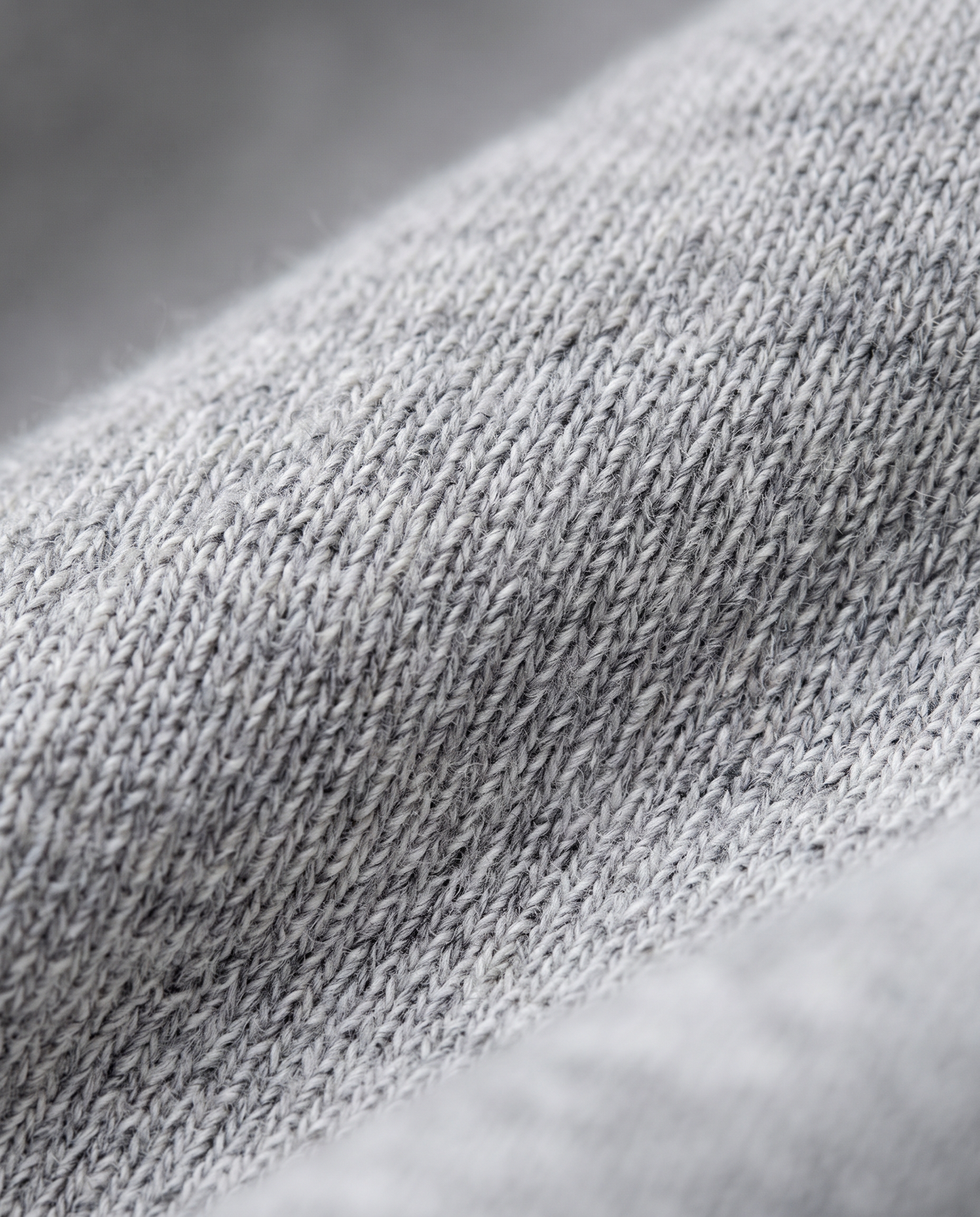 Detailaufnahme des hochwertigen Materials und der Verarbeitung des grauen GABRIEL ABERA Plain Pullis