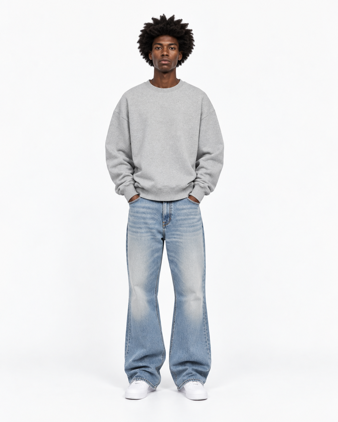 Model trägt einen grauen GABRIEL ABERA Unisex Sweater im lässigen Oversized Streetwear Fit