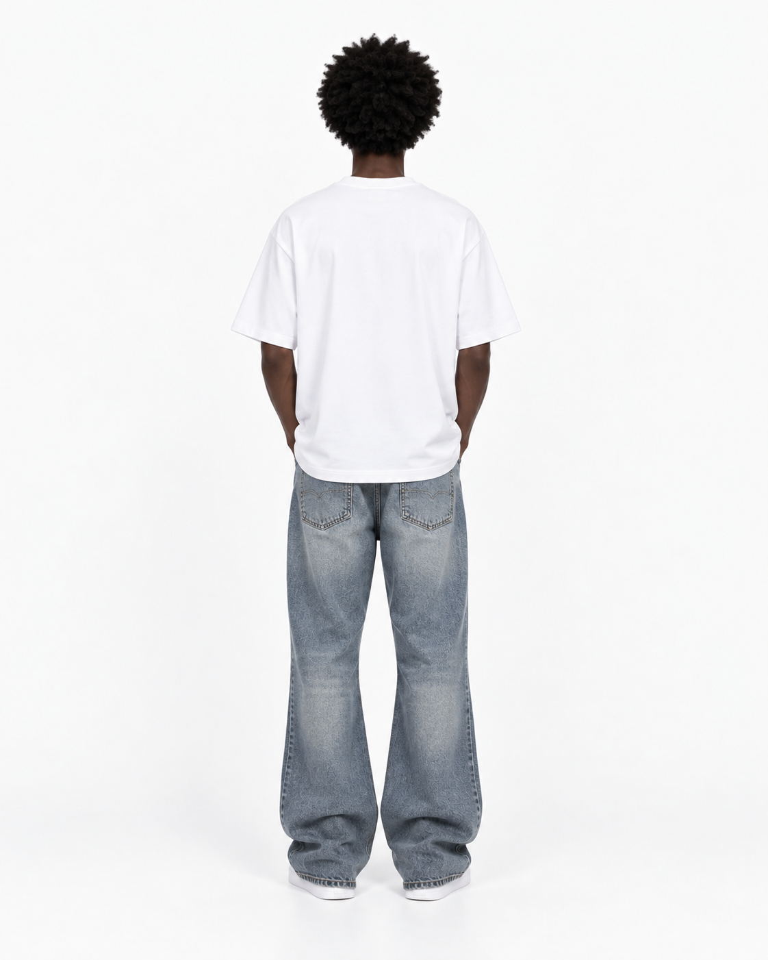 Rückansicht des weißen GABRIEL ABERA Plain T-Shirts im modernen Unisex Streetwear Fit