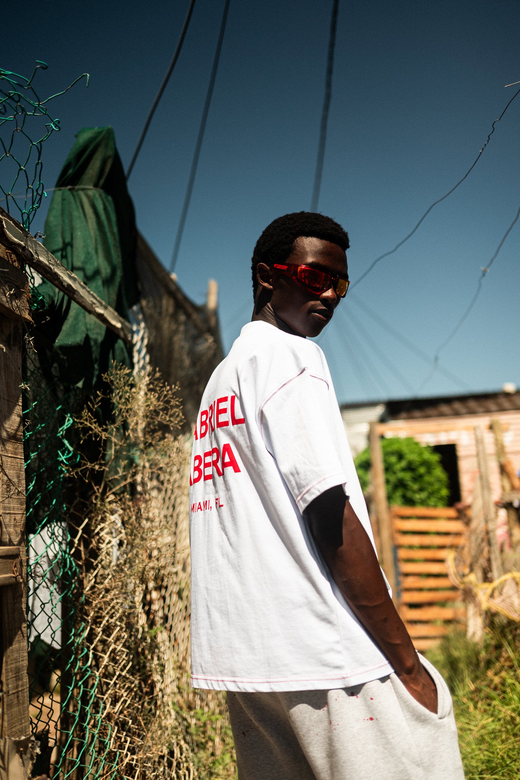 Model trägt GABRIEL ABERA Vintage Shorts & Basic Tee mit roter Naht in Cape Town.