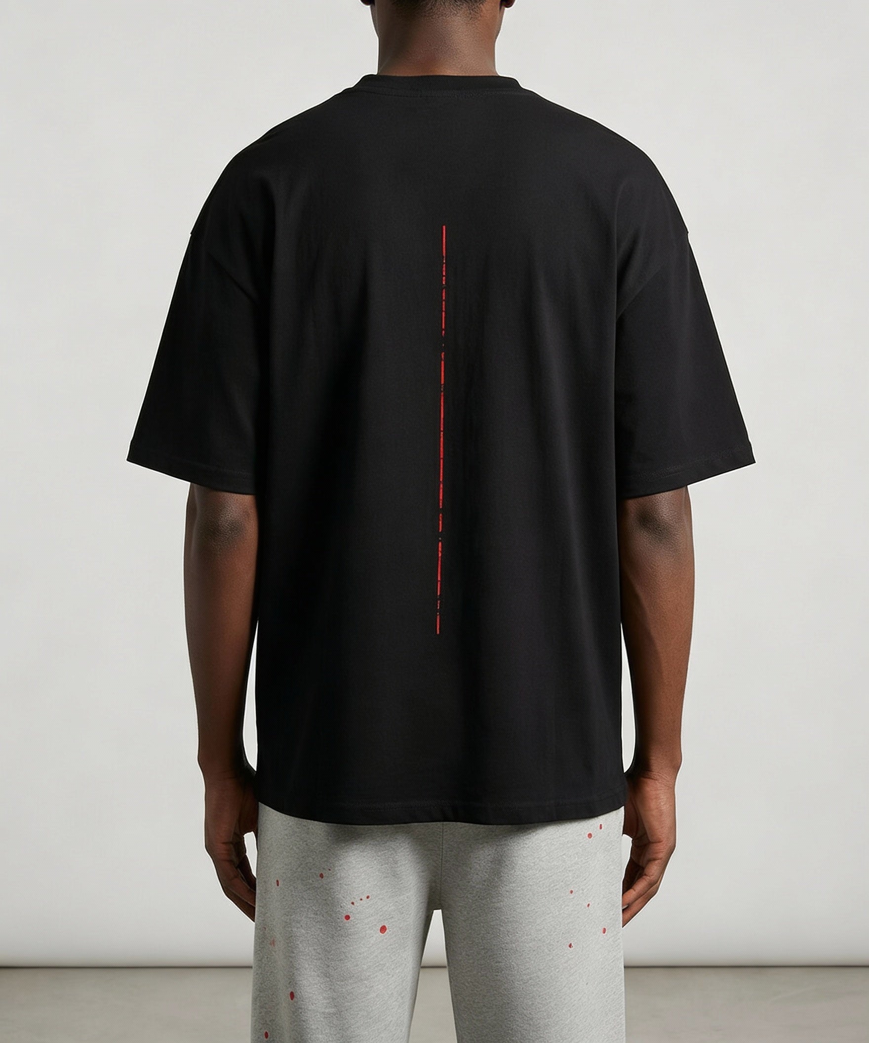 Rückansicht des schwarzen Rebel Heart T-Shirts von Gabriel Abera auf männlichem Model, minimalistisches Design und entspannte Passform