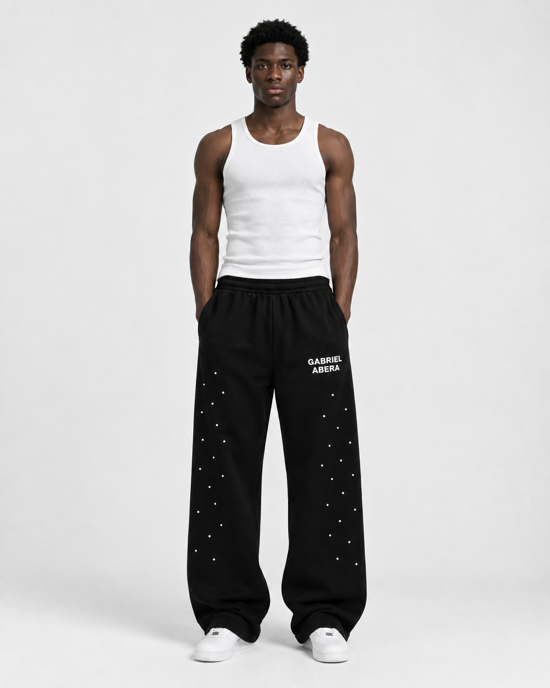 Schwarze Rhinestone Sweatpants von GABRIEL ABERA als Unisex Premium Streetwear Pants mit aufwendiger Handmade-Veredelung
