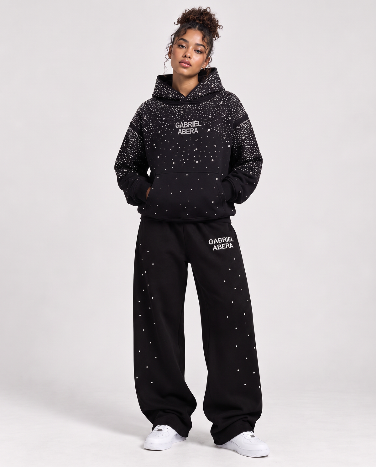 Schwarze Rhinestone Sweatpants mit passedem Kaputzenpulli von GABRIEL ABERA als Unisex Premium Streetwear Pants mit aufwendiger Handmade-Veredelung