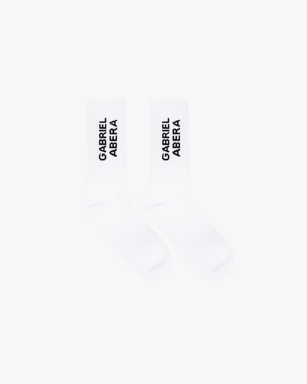 Frontansicht mit weißen Socken mit schwarzem Gabriel Abera Logo, lockerer Fall der Hose für cleanen Streetwear Look