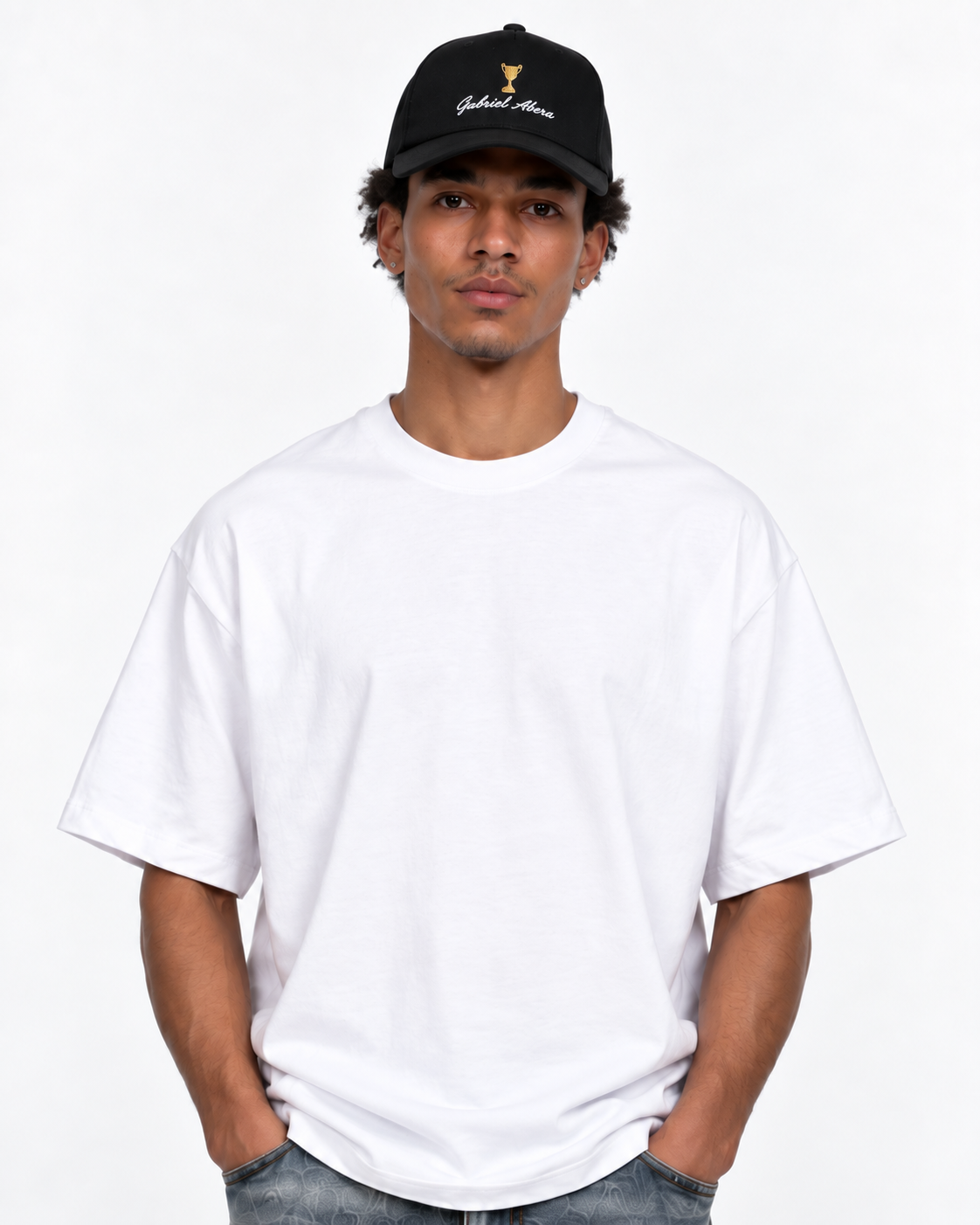 Model trägt die schwarze GABRIEL ABERA Trophy Dad Hat als lässige Unisex Streetwear Cap