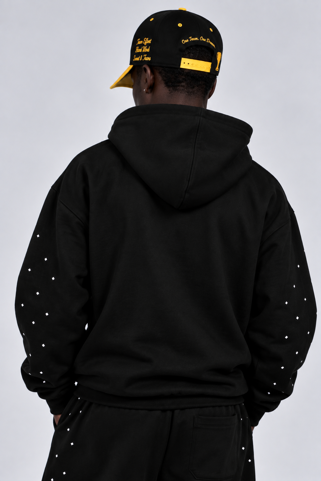 Rückansicht der schwarzen GABRIEL ABERA Trophy Snapback Cap im klassischen Snapback Streetwear Style