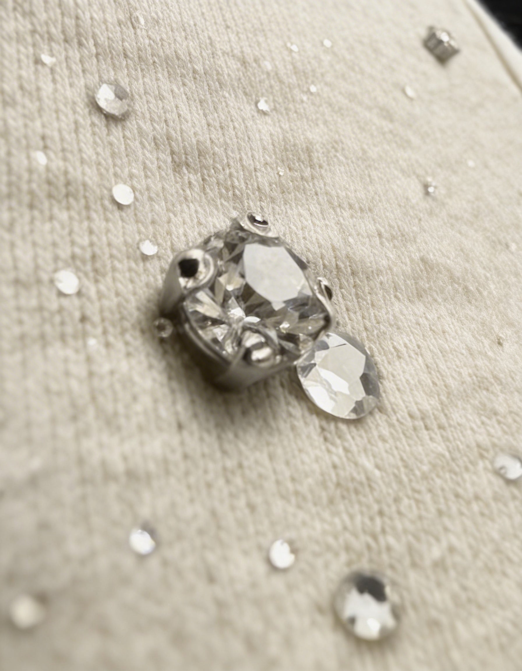 Ultra Nahaufnahme des GABRIEL ABERA Rhinestone Hoodie in Cream White – handgesetzte Rhinestones, hochwertige Stoffstruktur und Premium Verarbeitung.