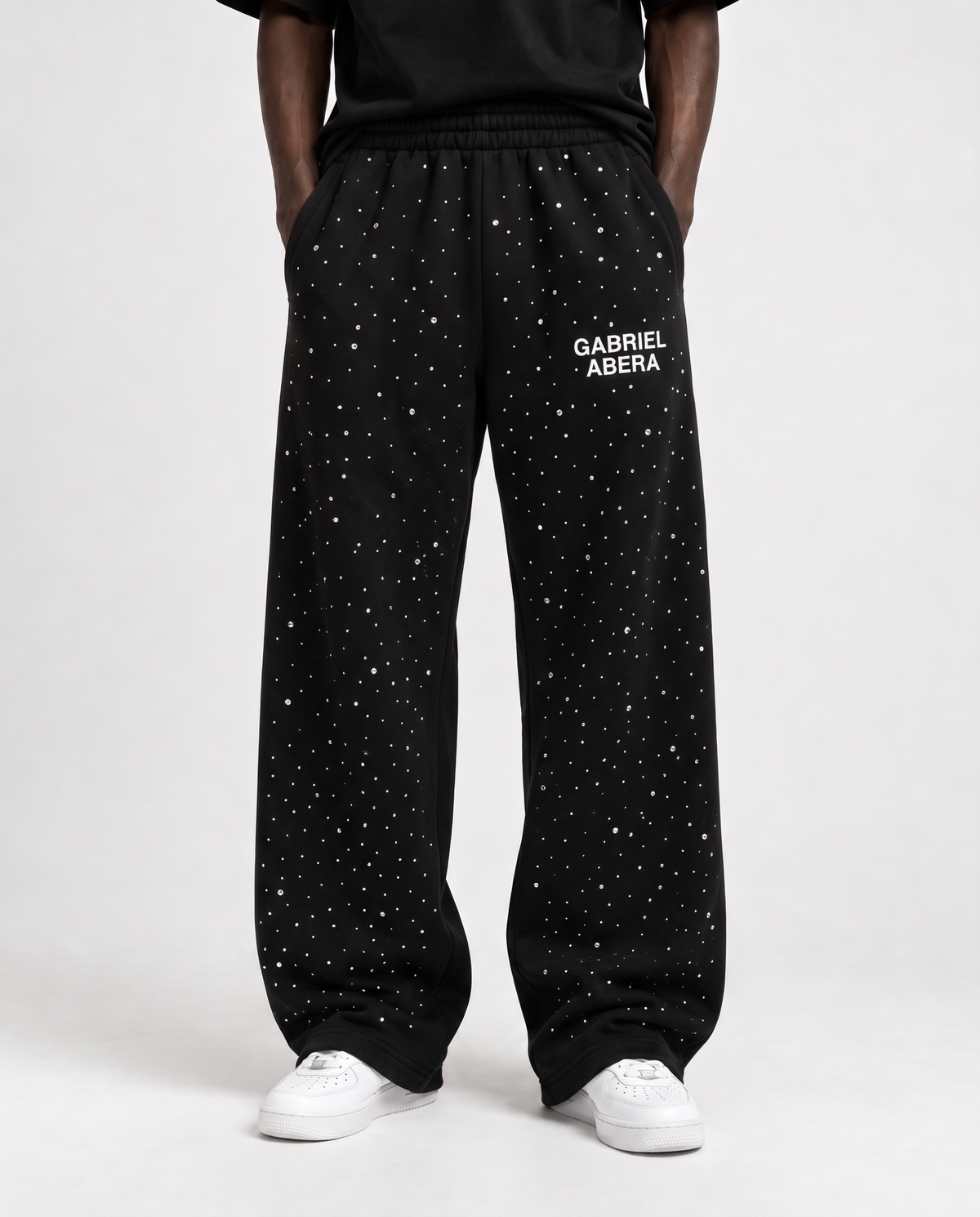 Nahaufnahme der aufwendig handgesetzten Strasssteine auf den schwarzen Universe Rhinestone Pants von GABRIEL ABERA