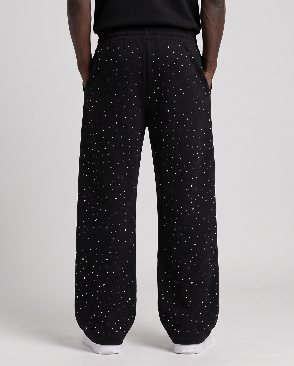 Rückansicht der schwarzen GABRIEL ABERA Universe Sweatpants, Unisex Jogginghose mit markantem Rhinestone Design