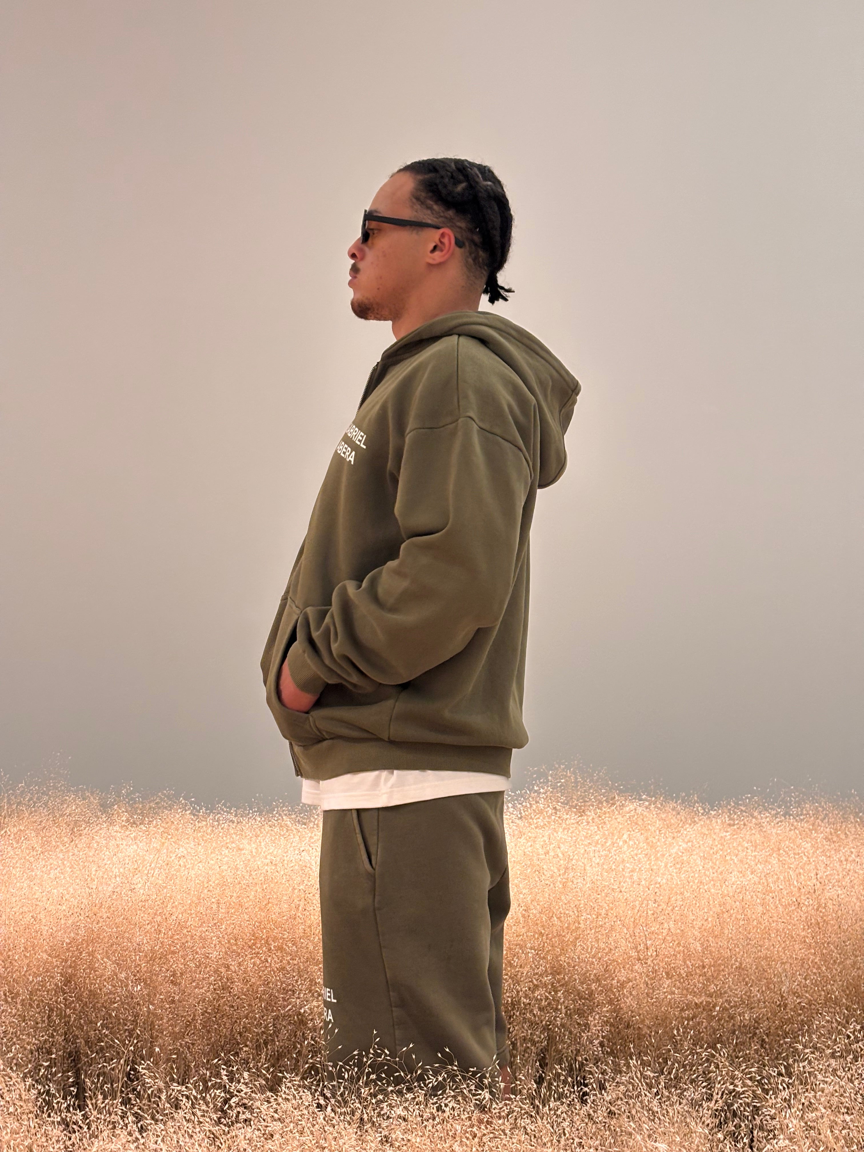 Side view of hoodie and swaet shorts– olive cotton streetwear Kapuze