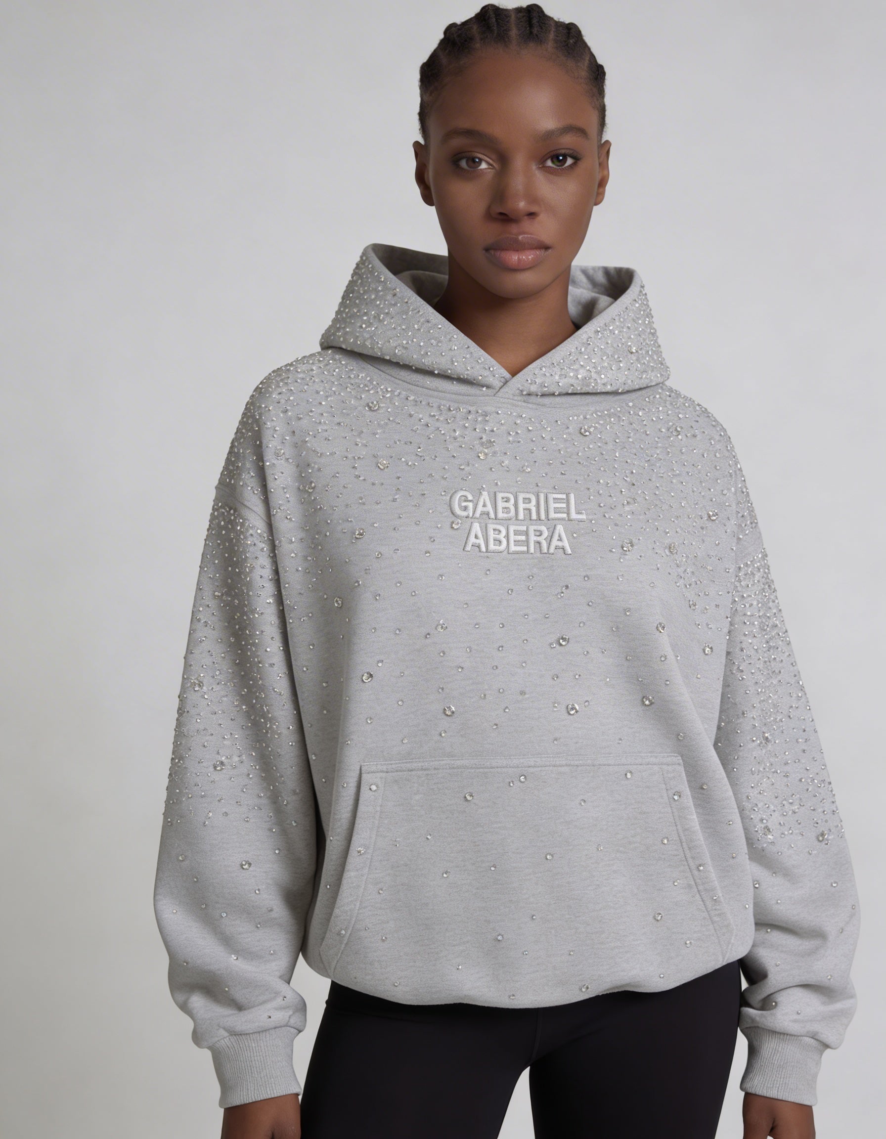 Weibliches Model im grauen GABRIEL ABERA Universe Rhinestone Hoodie – Frontansicht, eleganter Premium Streetwear Look mit Rhinestones.