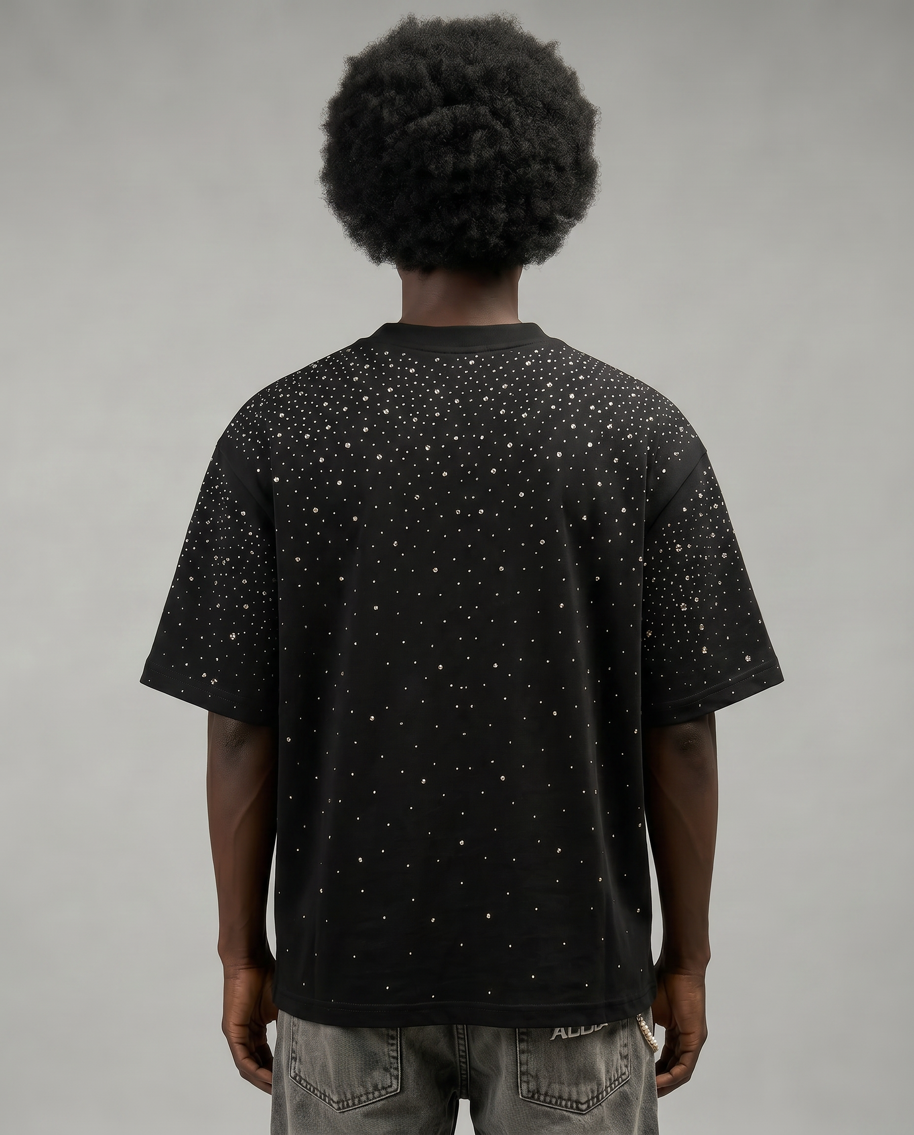 GABRIEL ABERA Rhinestone Universe Tee Black – Seitenansicht, locker sitzende Oversize-Silhouette mit Puff-Print Logo