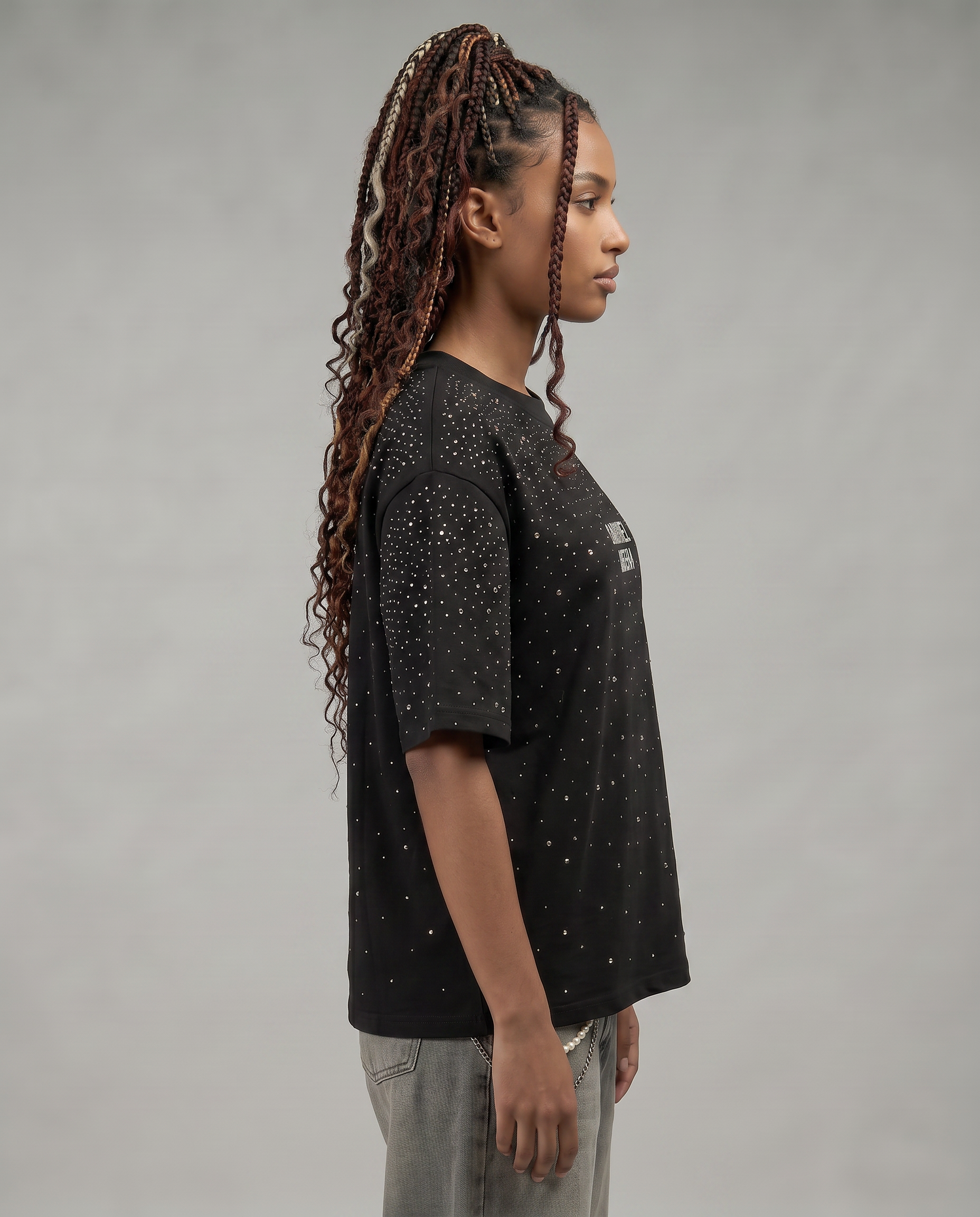 GABRIEL ABERA Rhinestone Universe Tee Black – Ganzkörper-Lookbook, Limited Edition Strasskristall-Shirt in Schwarz