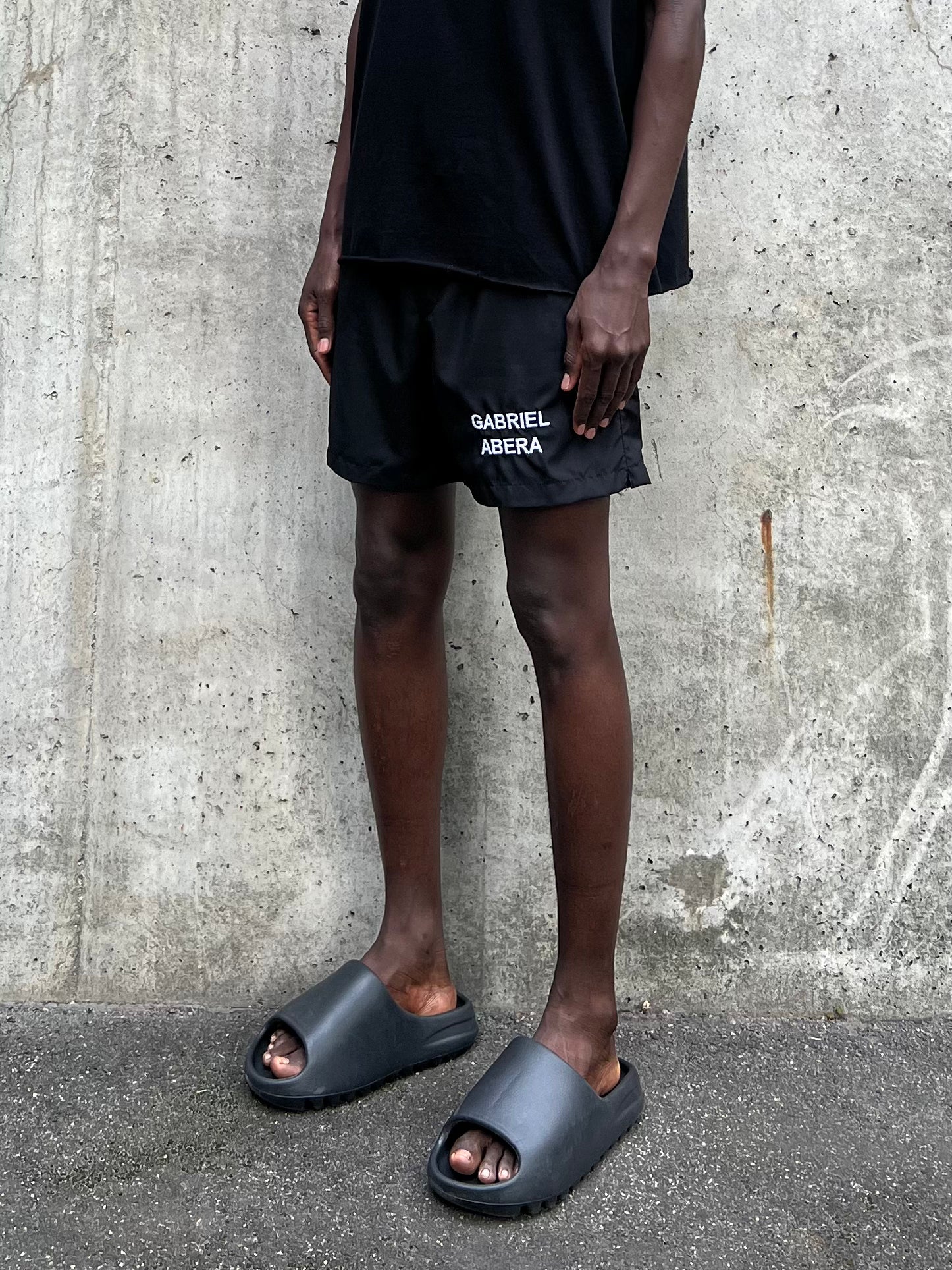 Side view of black swim shorts – lockerer Schnitt Badeshorts