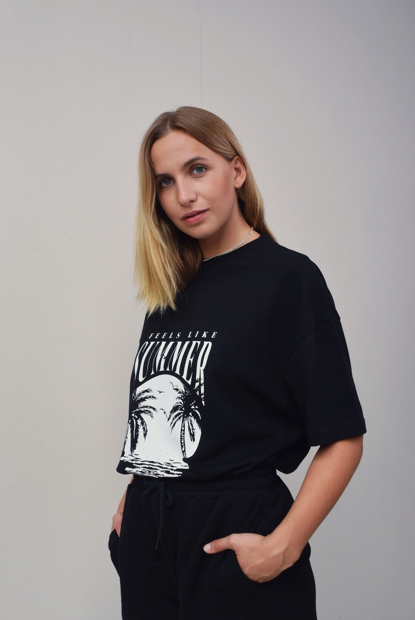FEELS LIKE SUMMER T-SHIRT - BLACK